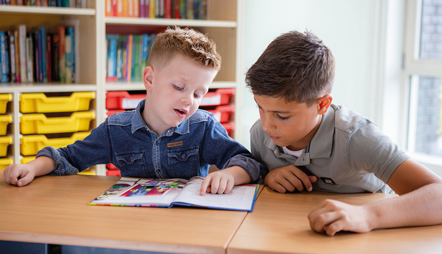 Met tutorlezen leest een beginnende of zwakkere lezer samen met een tutor, zoals een ouder kind.